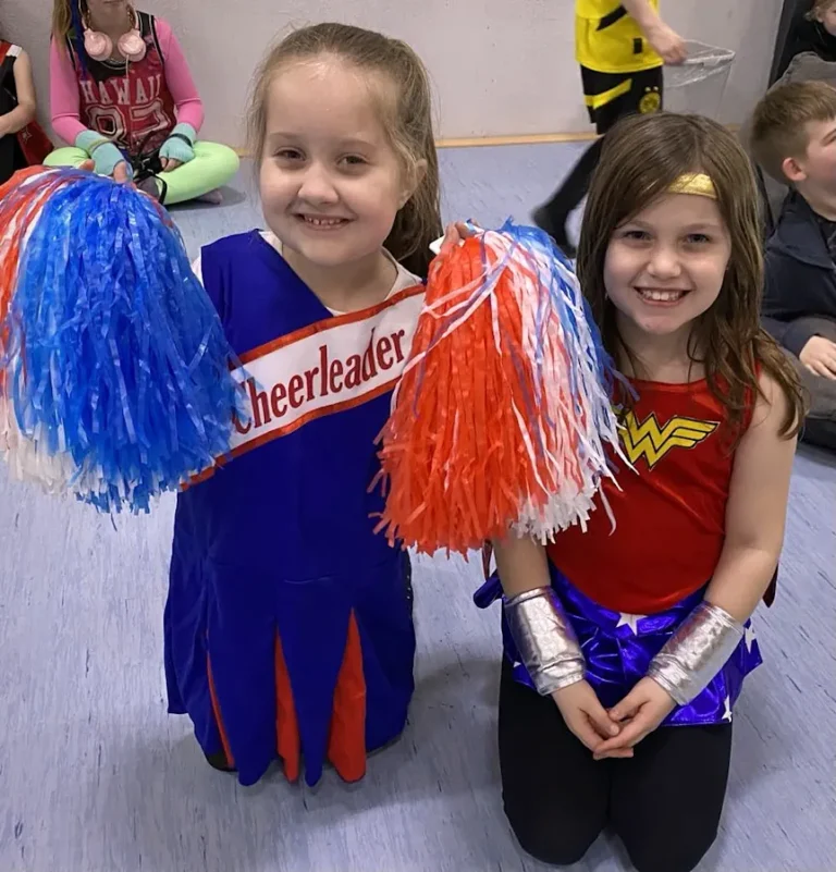 Cheerleader til fastelavn på Grænseegnens Friskole