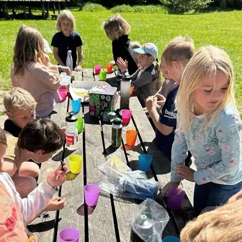 Eleverne på Grænseegnens Friskole holder frikvarter udendørs