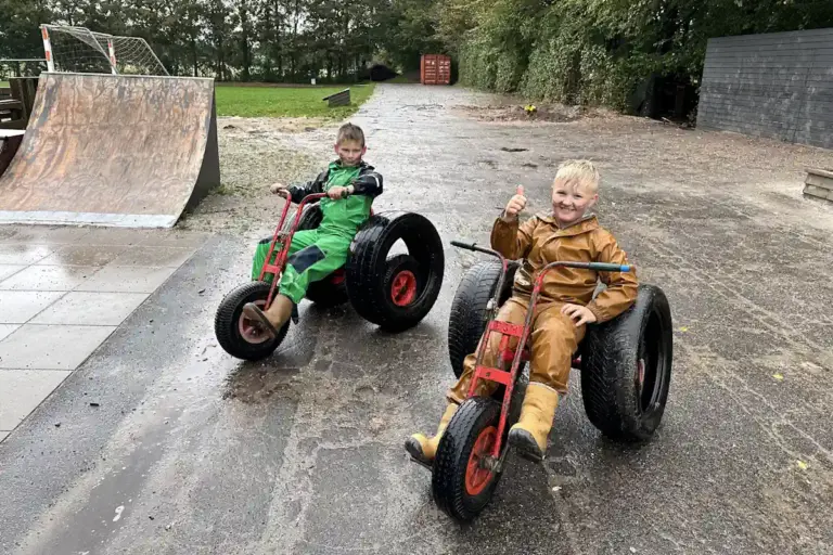 Elever kører gokart i frikvarteret på Grænseegnens Friskole