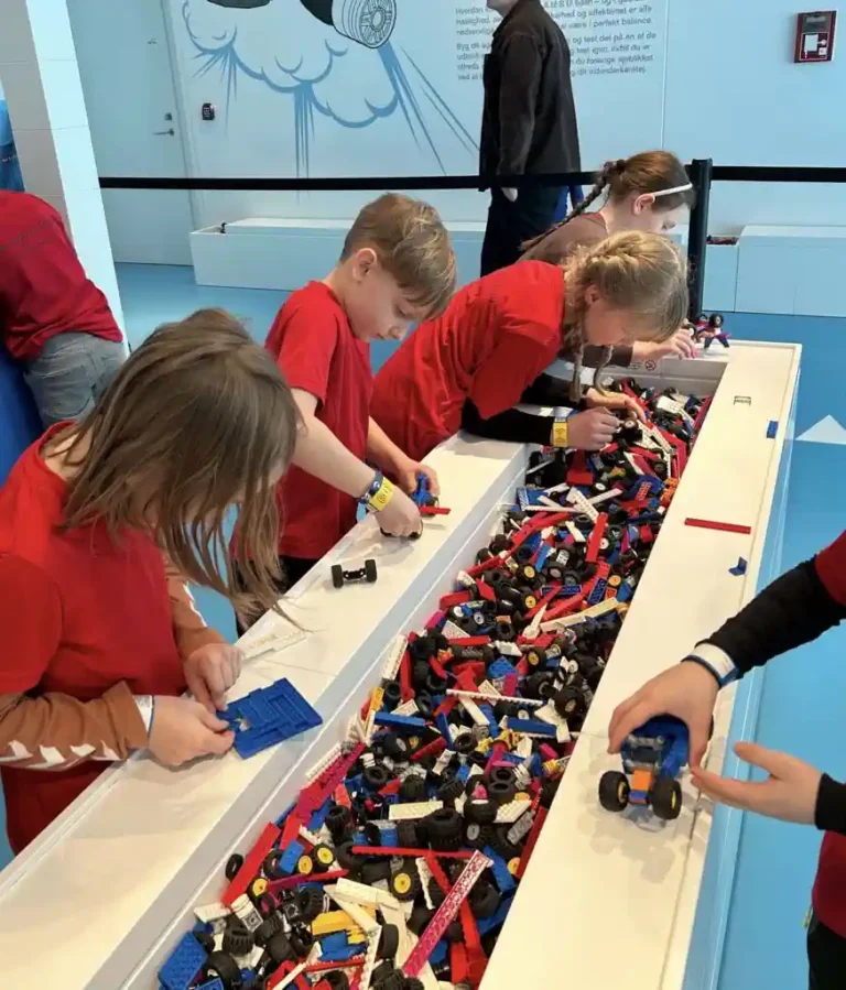 Eleverne pusler med lego