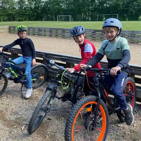 Elever på cykel foran Grænseegnens Friskole i Kruså (Holbøl)