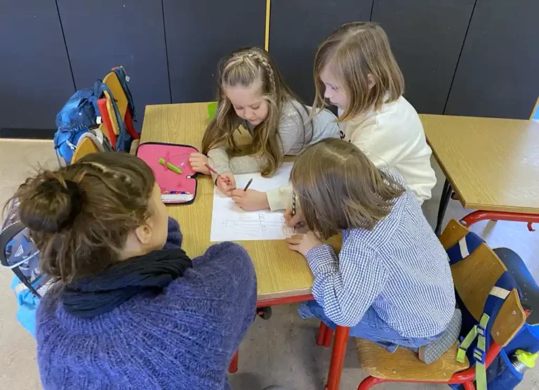 Flittige elever stikker hovederne sammen