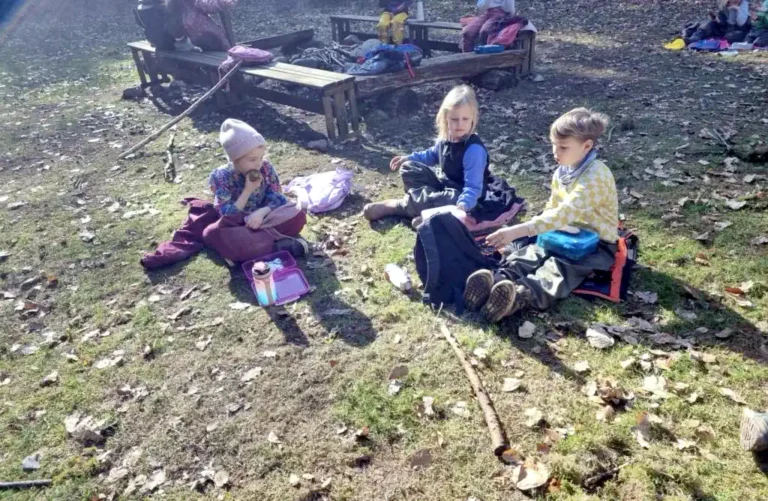 Tur i skoven med eleverne