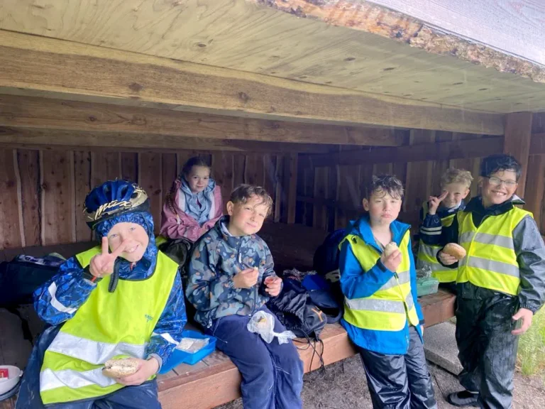 Udendørs frokost med eleverne i skoven