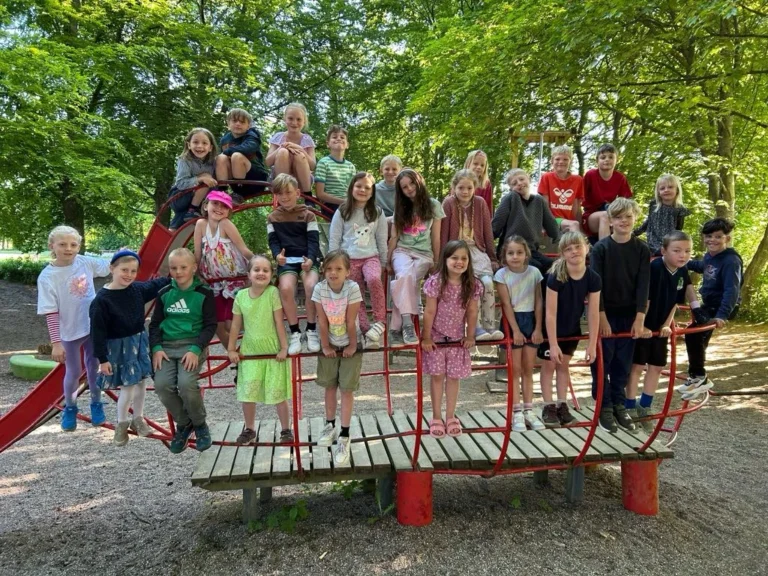 Gruppebillede med en flok elever på skolens legeplads