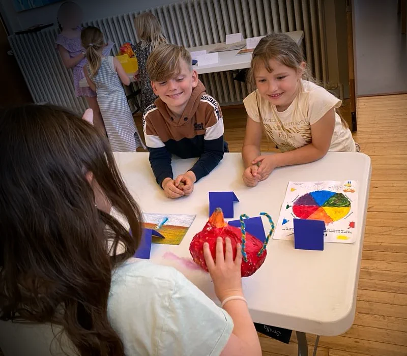 Elever laver kreativt gruppearbejde på skolen