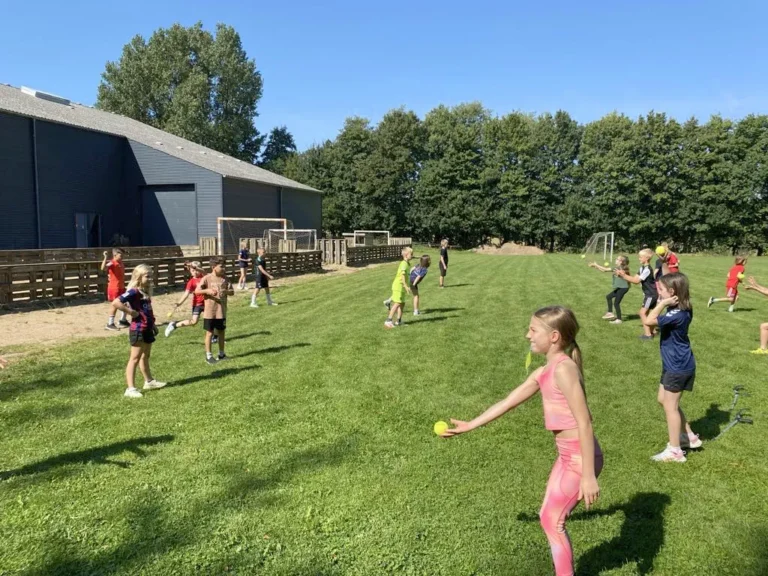 Udendørs idræt på skolen om sommeren
