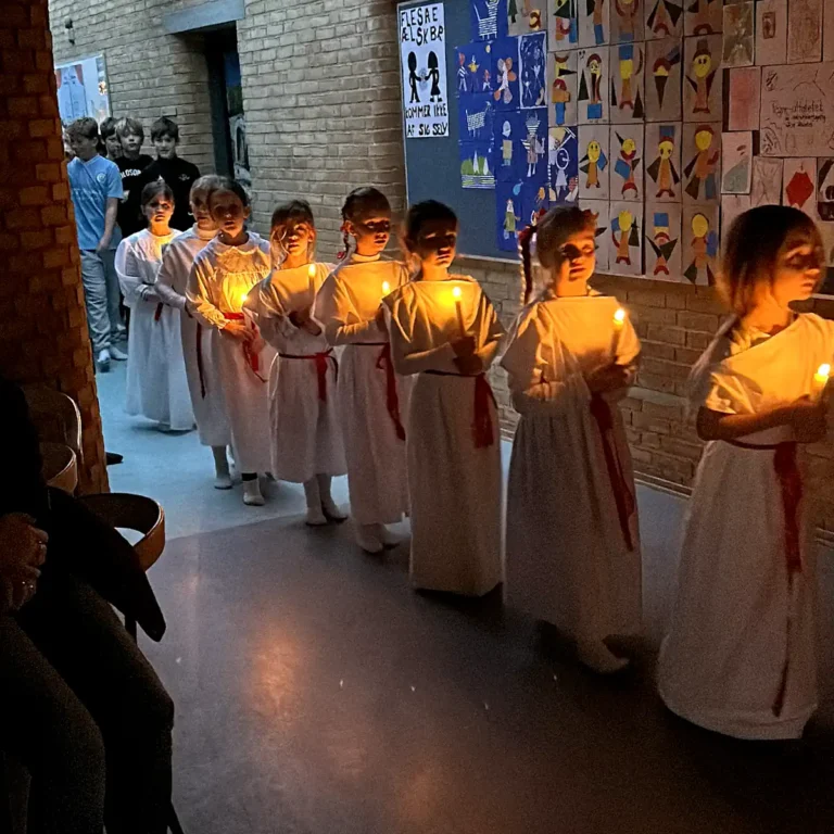 Luciapiger med lys på Grænseegnens Friskole