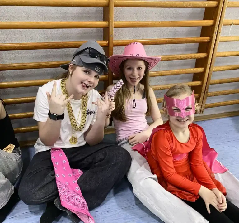 Glade piger til fastelavn