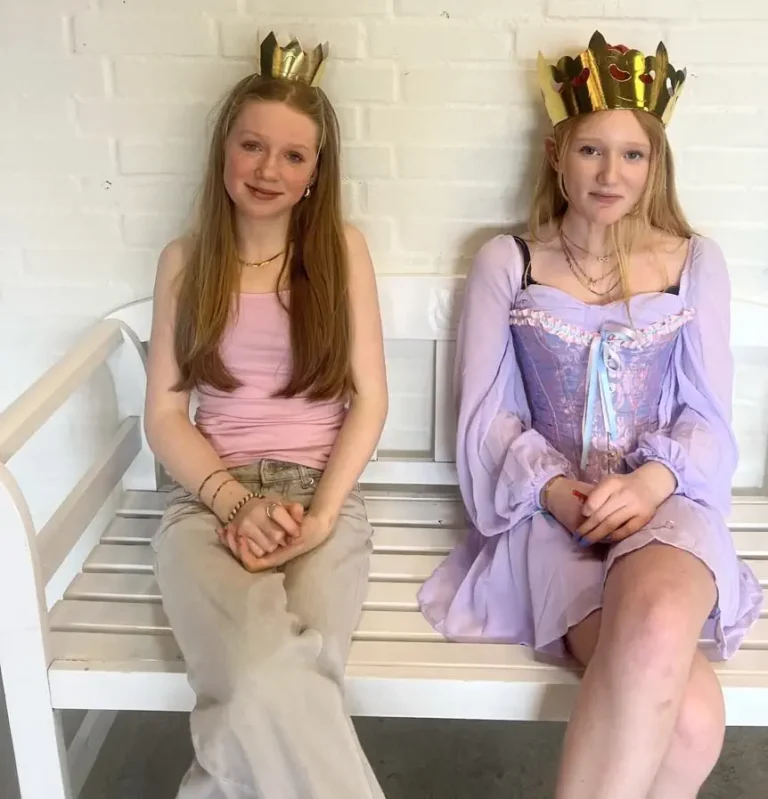 To prinsesser til fastelavn på Grænseegnens Friskole