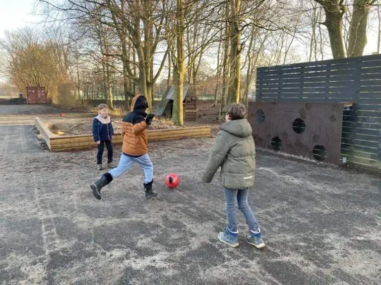 Udendørs boldspil på skolen